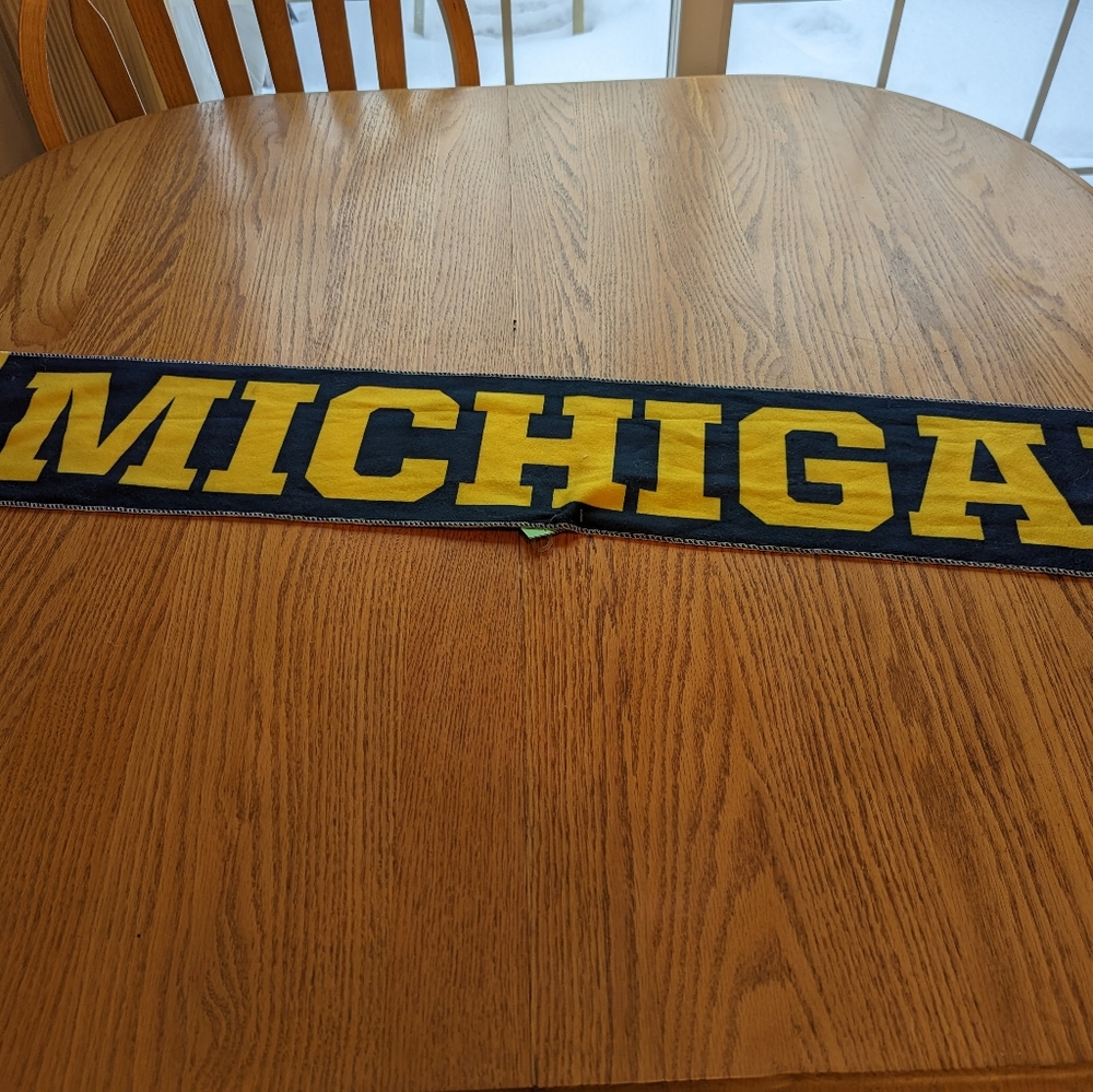 Michigan Basketball 🏀 scarf 🧣 - Picture 5 of 5
